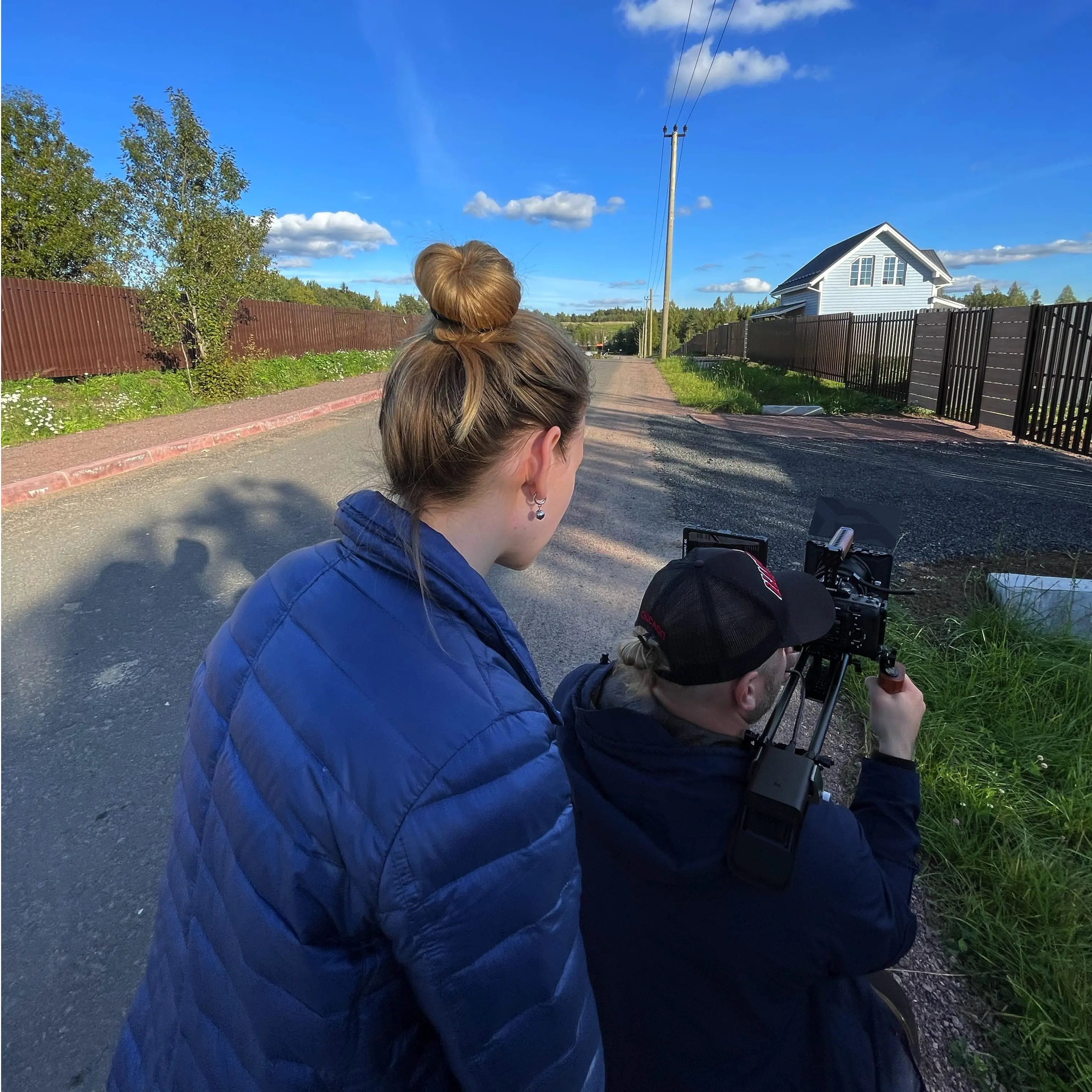 Съёмка рекламного ролика о посёлке, Настя контролирует кадр